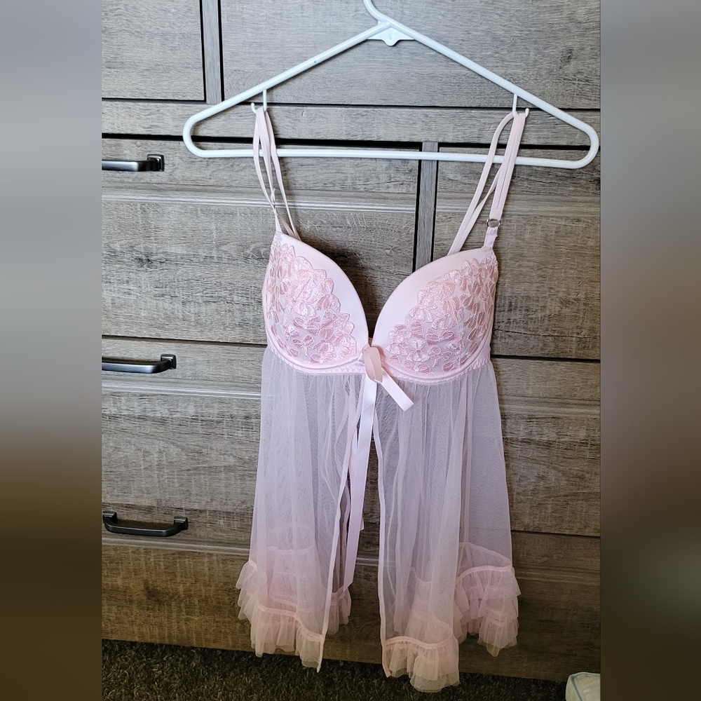 Victoria Secret 2 piece lingerie set never used. Tags on